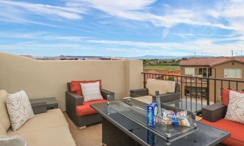 Luxury House, 6 Bedrooms (Poolside Oasis) - Balcony