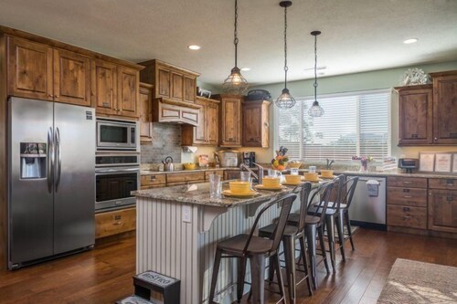 Premium House, 6 Bedrooms (Grand View Estate #3) - In-Room Dining