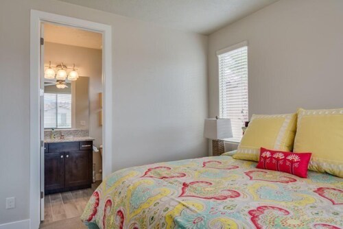 Luxury House, 6 Bedrooms (Poolside Oasis) - Guestroom