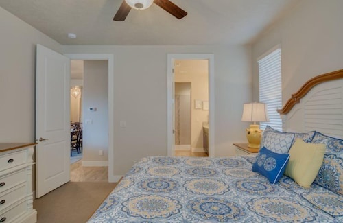 Luxury House, 6 Bedrooms (Poolside Oasis) - Guestroom