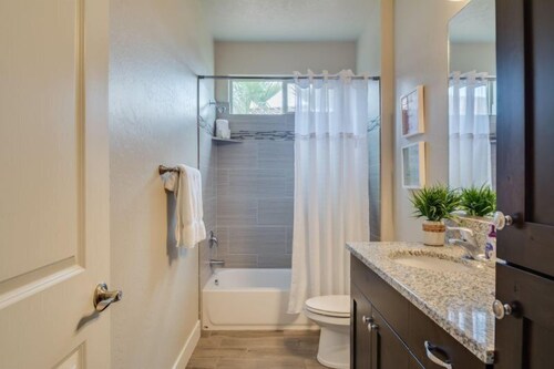 Luxury House, 6 Bedrooms (Poolside Oasis) - Bathroom