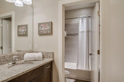 Luxury House, 6 Bedrooms (Poolside Oasis) - Bathroom