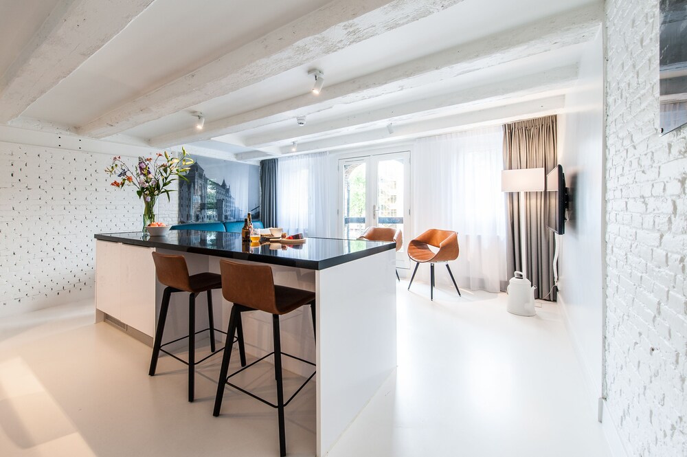 Eetruimte in kamer: Large One-Bedroom Apartment Canal View (2 Adults)