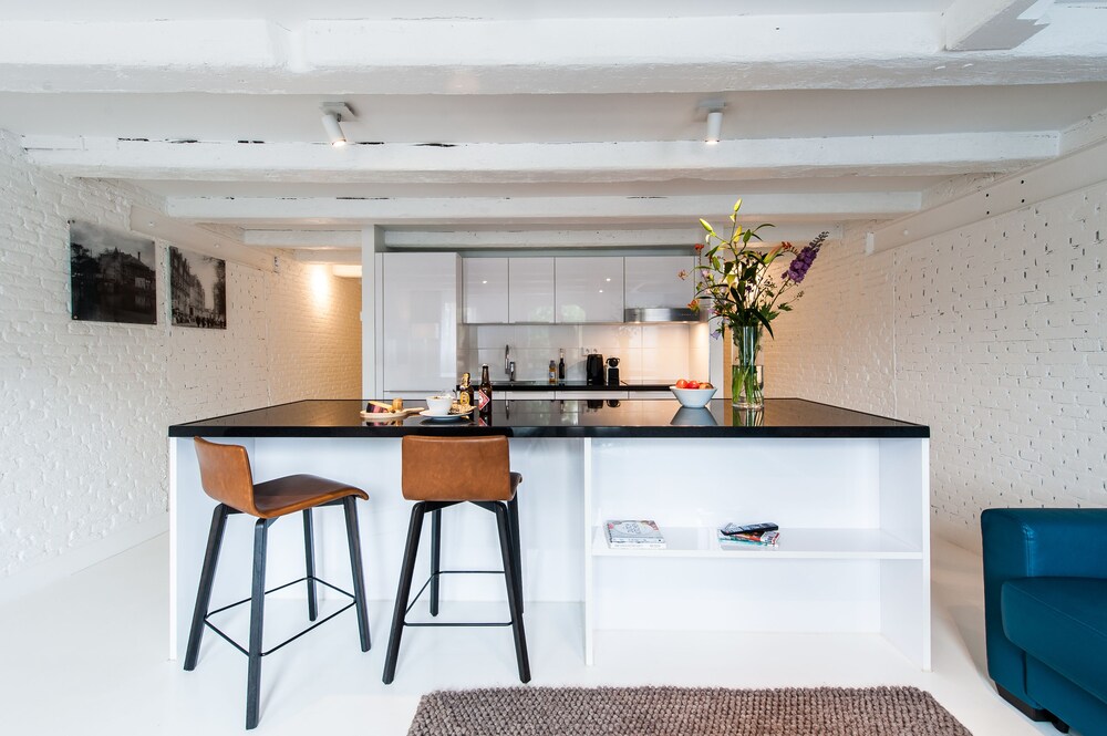 Eetruimte in kamer: Large One-Bedroom Apartment Canal View (2 Adults)