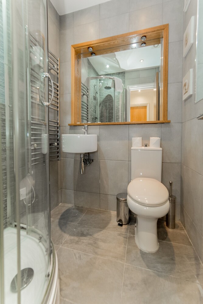 욕실 샤워 시설 (슈피리어 아파트, 침실 2개, 주방 (sleeps 5))