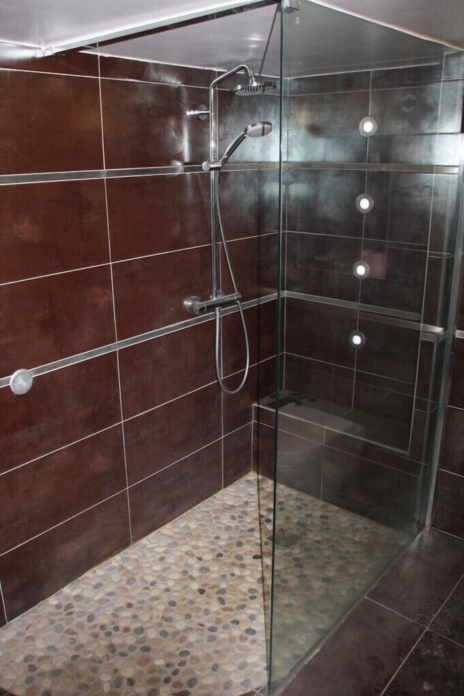 욕실 샤워 시설 (Verdun Duplex Appartement (5 personnes) 57 rue de verdun 94800 Villejuif)