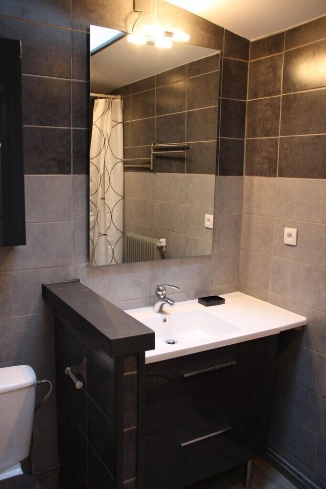 욕실 세면대 (Verdun 2 Appartement (6 personnes) 57 rue de verdun 94800 Villejuif)