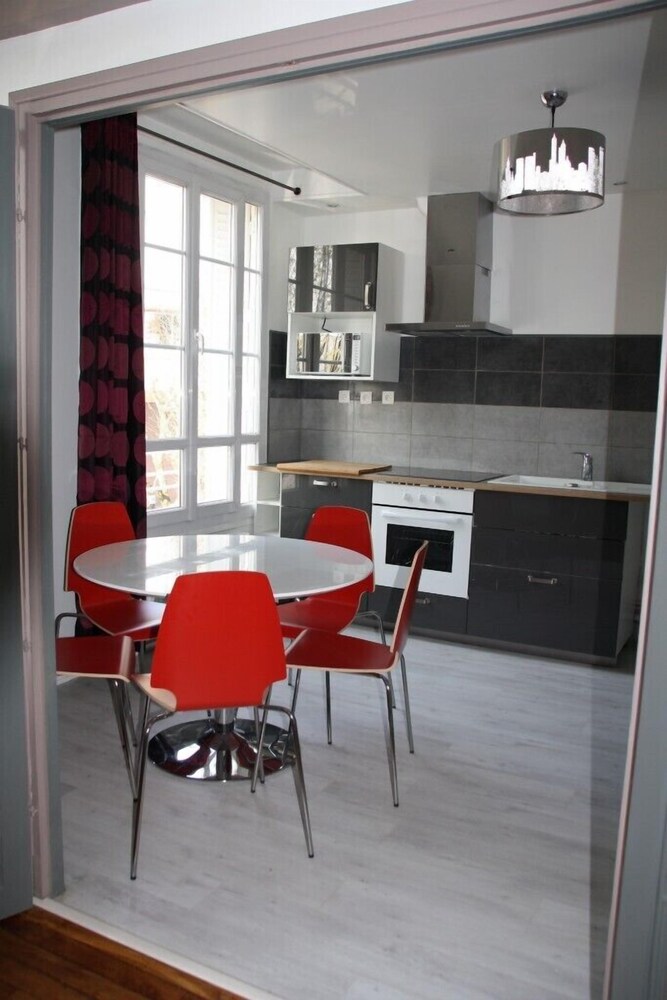 객실 내 주방 (Verdun Duplex Appartement (5 personnes) 57 rue de verdun 94800 Villejuif)