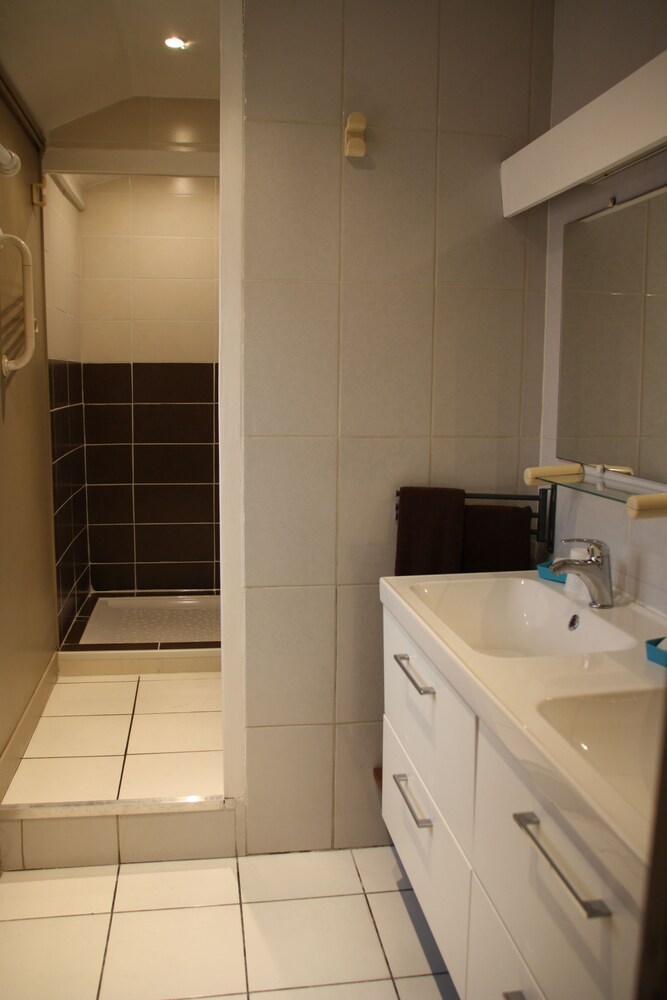 욕실 (Appartement Agate 3 pieces duplex avec terrasse 5 rue de la Liberte 94800 Villejuif)
