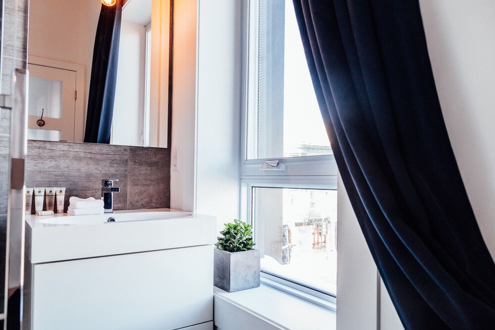 욕실 (Studio Apartment (303))
