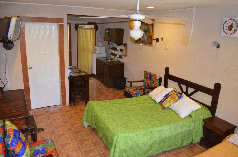 객실 (스탠다드룸 (2 Double beds and 1 sofa bed ))