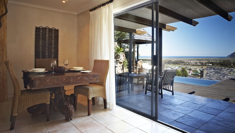 객실 내 식사 (Terrace Suite- Double Room Suite with private infinity pool)