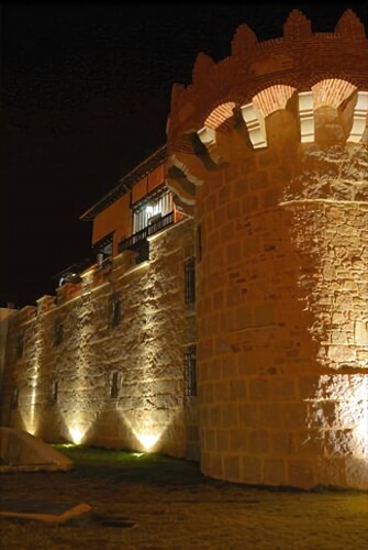 Fachada del hotel de noche