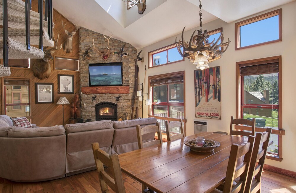 Premium Condo, Multiple Bedrooms, Mountain View - Living Area