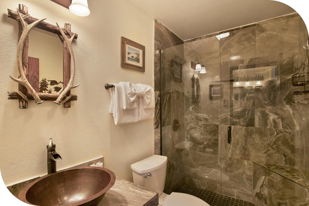 Premium Condo, Multiple Bedrooms, Mountain View - Bathroom