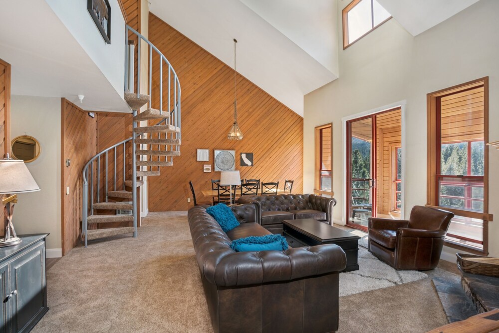 Deluxe Loft, 3 Bedrooms - Living Room