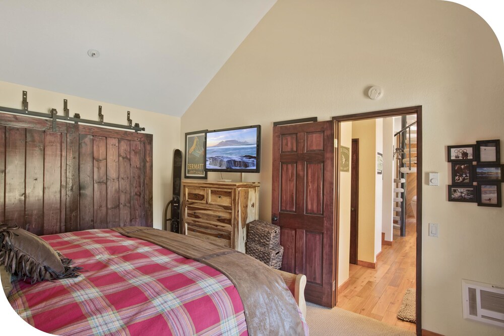 Premium Condo, Multiple Bedrooms, Mountain View - Room