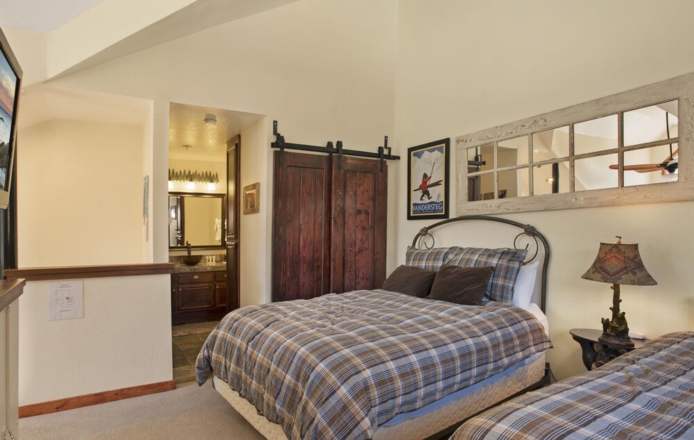 Premium Condo, Multiple Bedrooms, Mountain View - Room