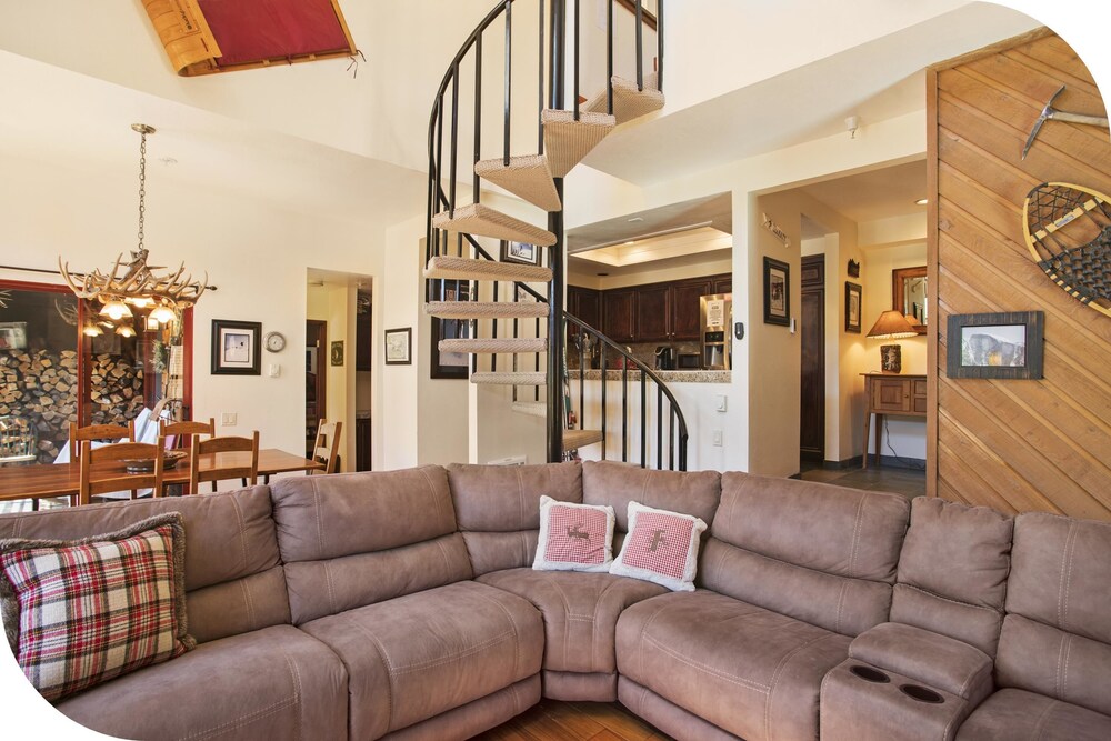 Premium Condo, Multiple Bedrooms, Mountain View - Living Area