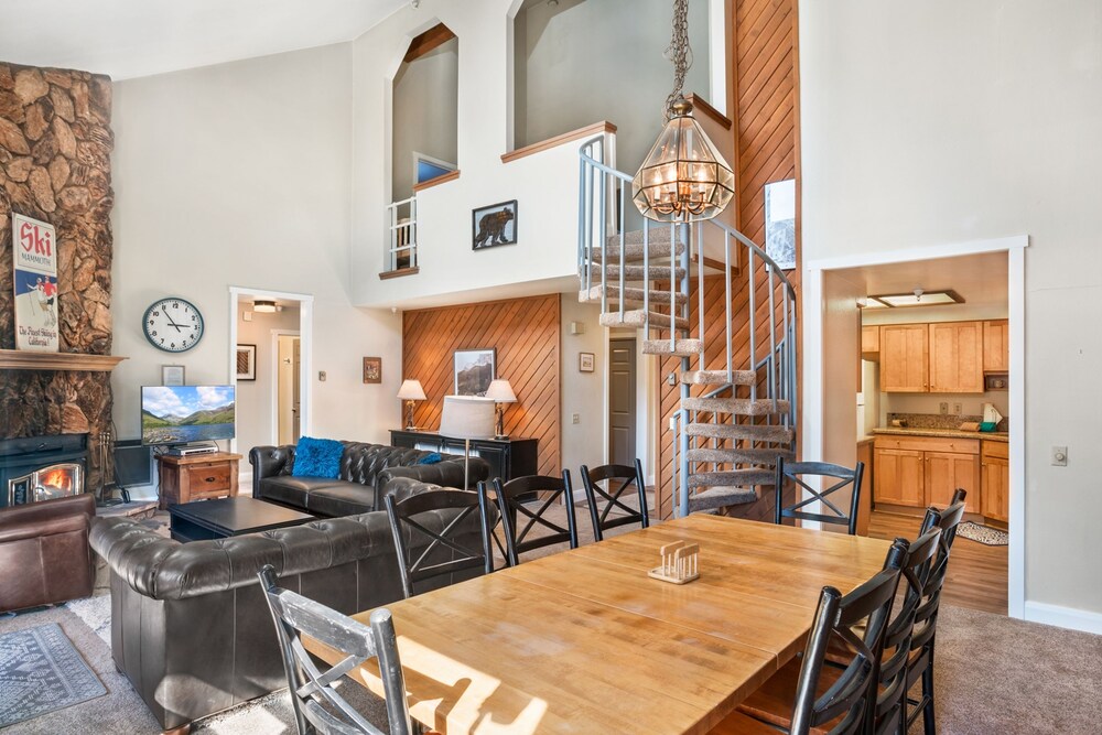 Deluxe Loft, 3 Bedrooms - In-Room Dining