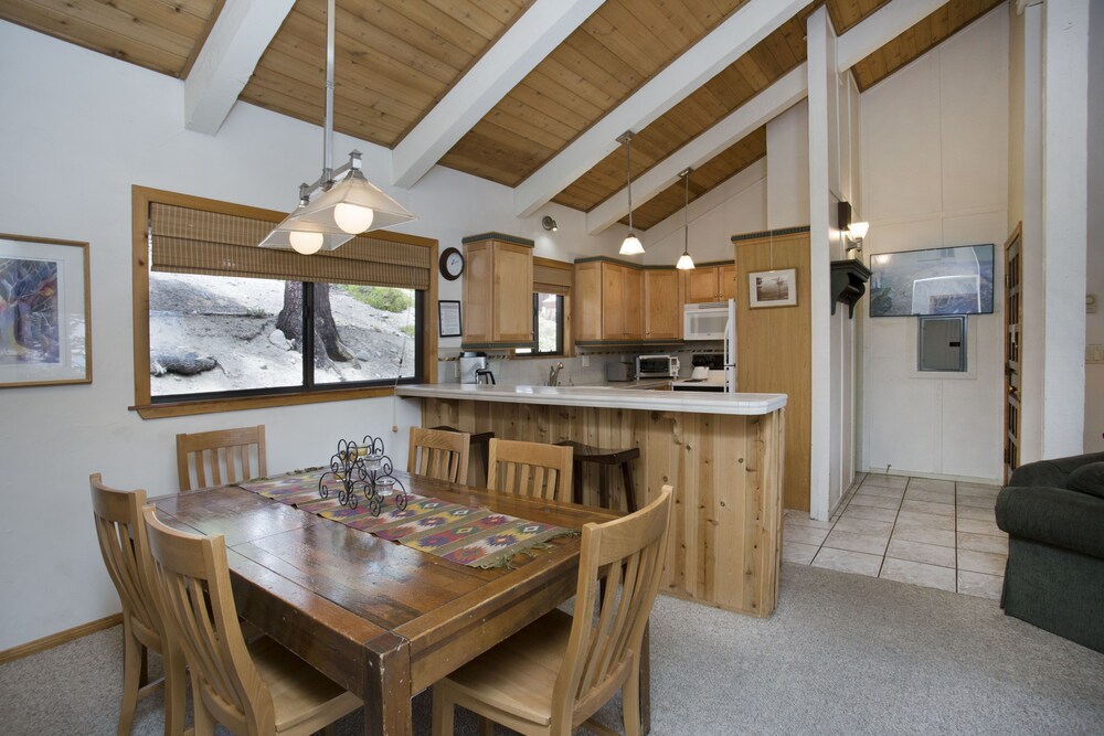 Luxury Apartment, 2 Bedrooms - In-Room Dining