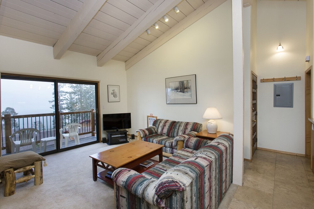 Standard Apartment, 2 Bedrooms, Resort View, Slope side - Living Room