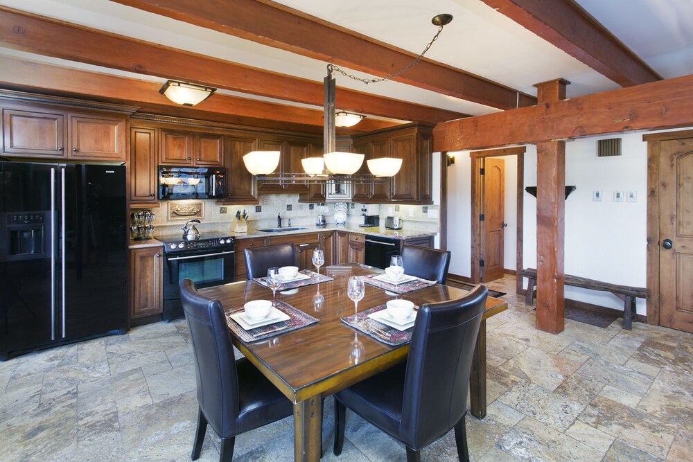 Superior Apartment, 2 Bedrooms - In-Room Dining