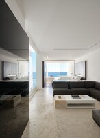 Suite, Ocean View (Center) .