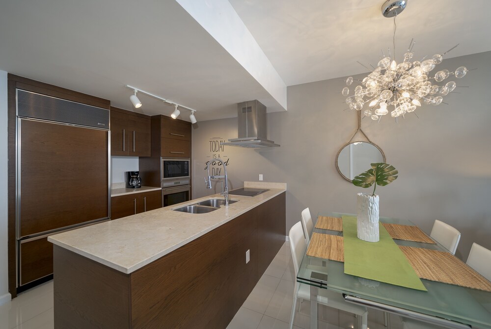 Luxury One Bedroom River & City View - In-Room Kitchen