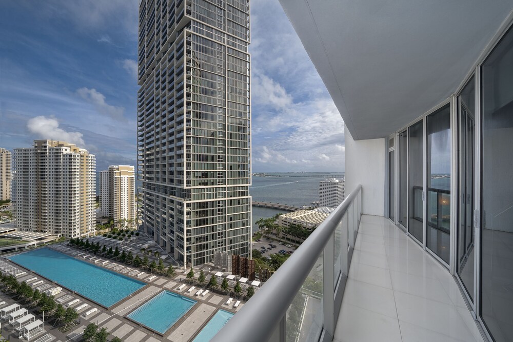 Luxury One Bedroom Ocean View - Balcony View