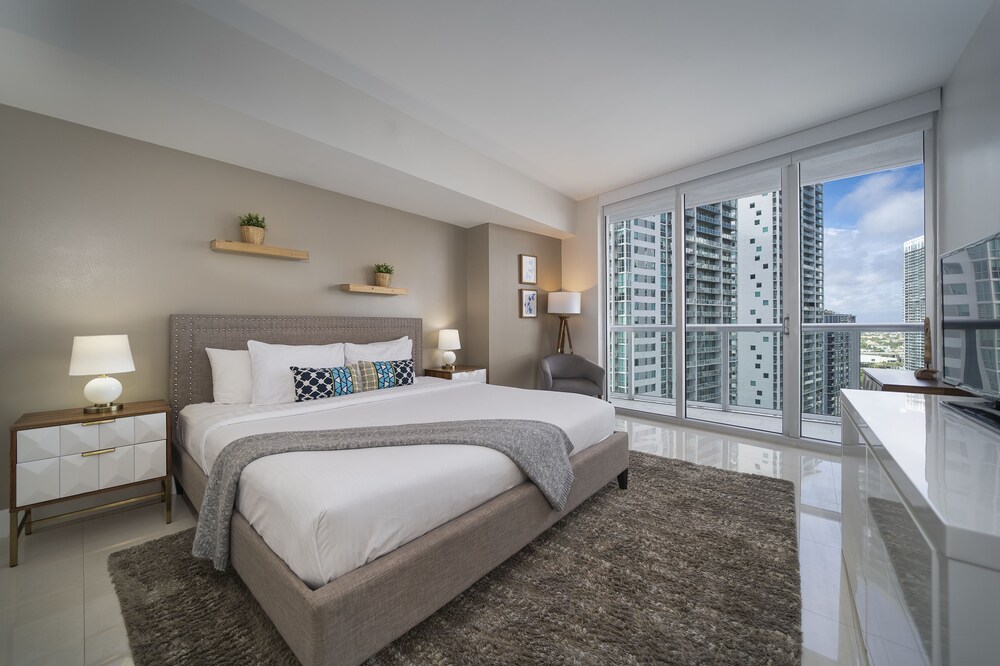 Luxury One Bedroom River & City View - Guestroom