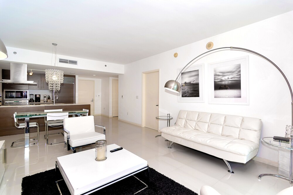 Luxury Condo, 1 Bedroom, River View - Living Area