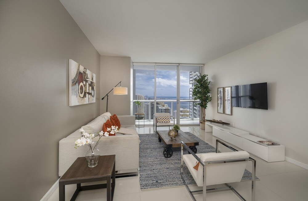 Luxury One Bedroom Ocean View - Living Room