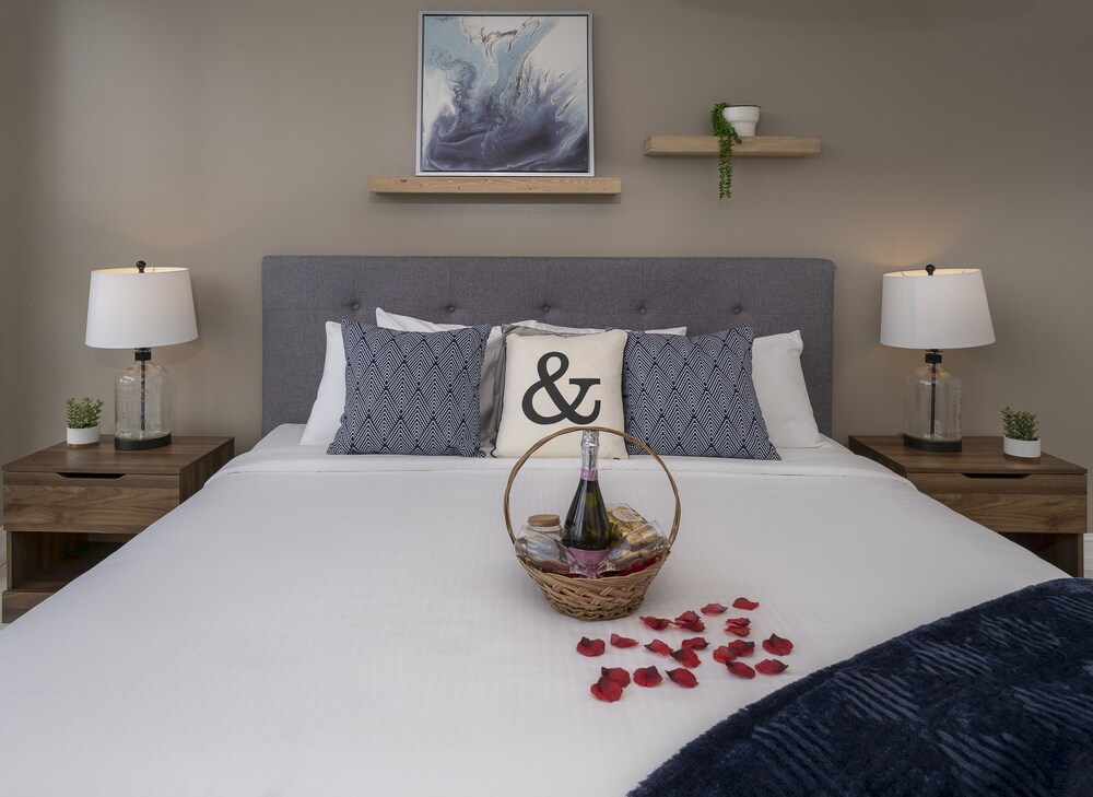 Presidential Suite, River & City View - Guestroom