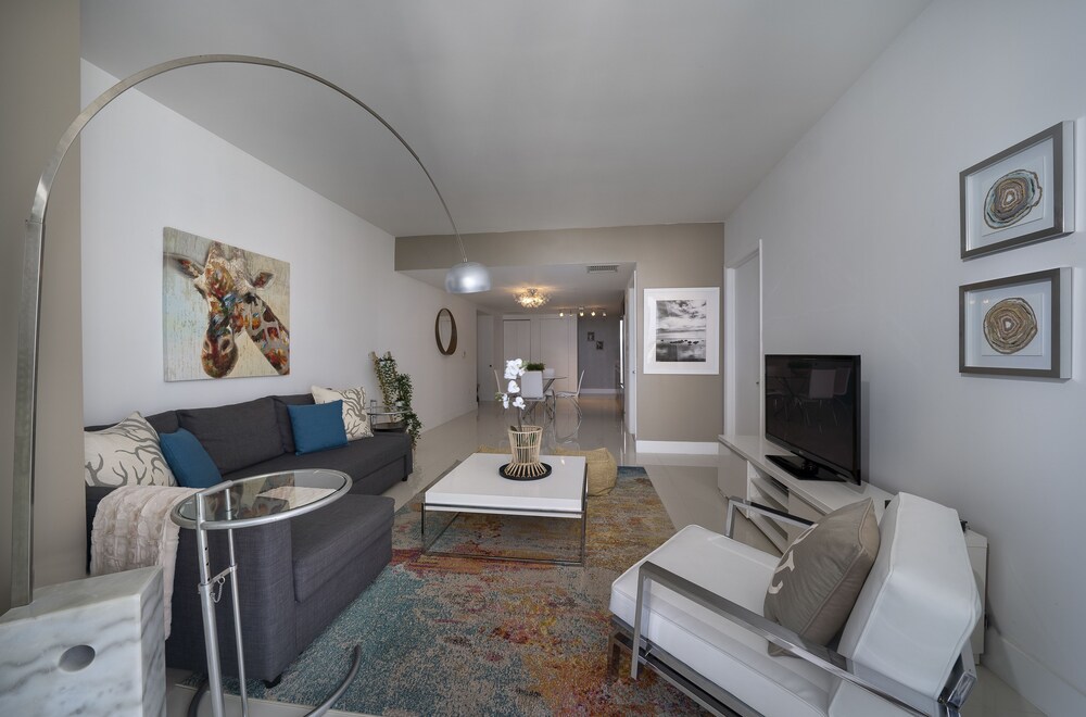 Luxury One Bedroom Ocean View - Living Room