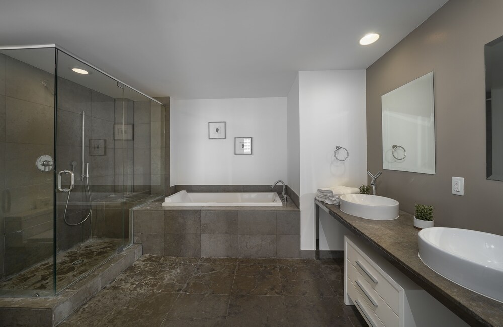 Presidential Suite, River & City View - Bathroom