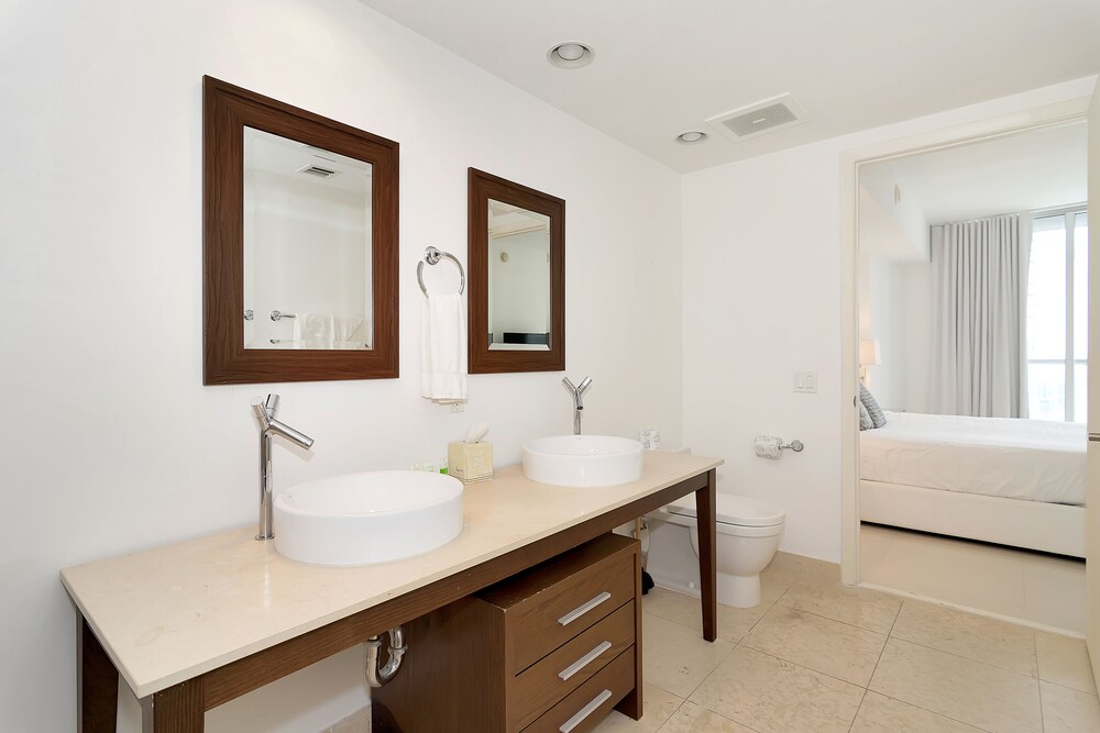 Luxury Condo, 1 Bedroom, River View - Bathroom