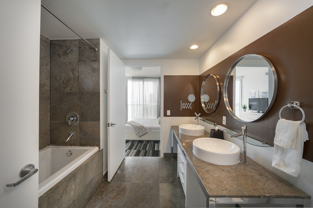 Deluxe Two Bedroom Ocean View - Bathroom