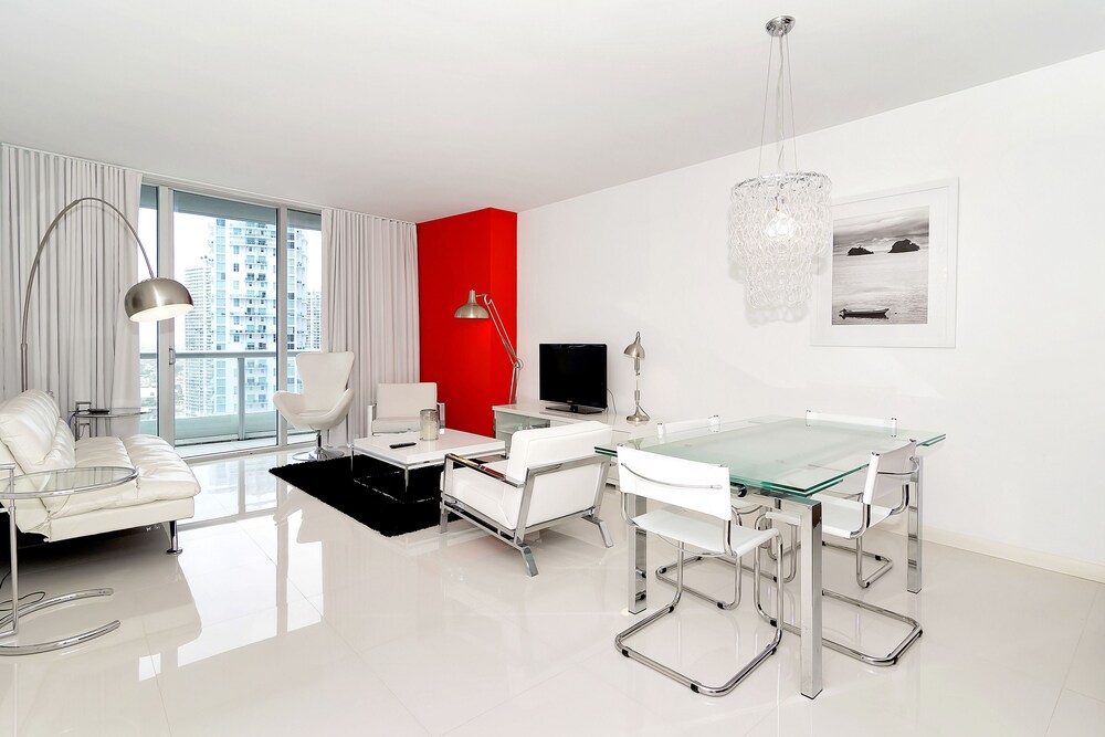 Luxury Condo, 1 Bedroom, River View - Living Area