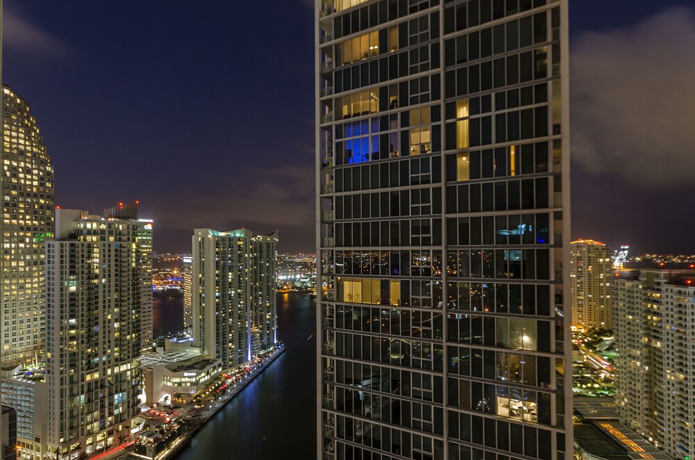 Luxury One Bedroom Ocean View - Guestroom