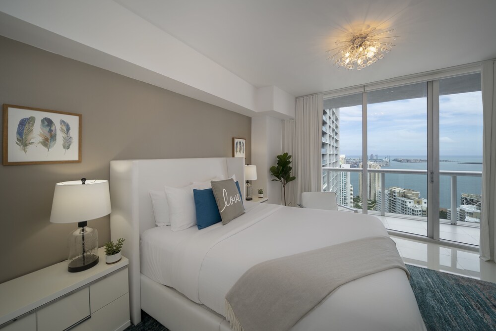 Luxury One Bedroom Ocean View - Guestroom