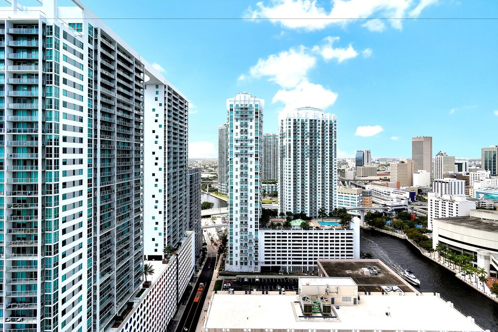 Luxury Condo, 1 Bedroom, River View - Guestroom View