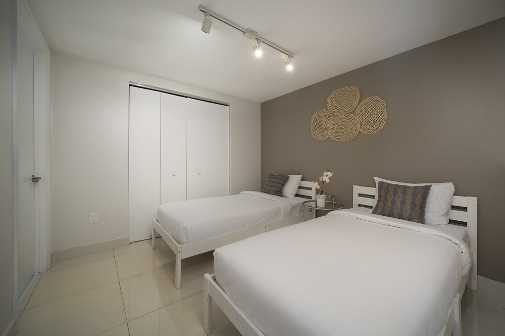 Deluxe Two Bedroom Ocean View - Guestroom