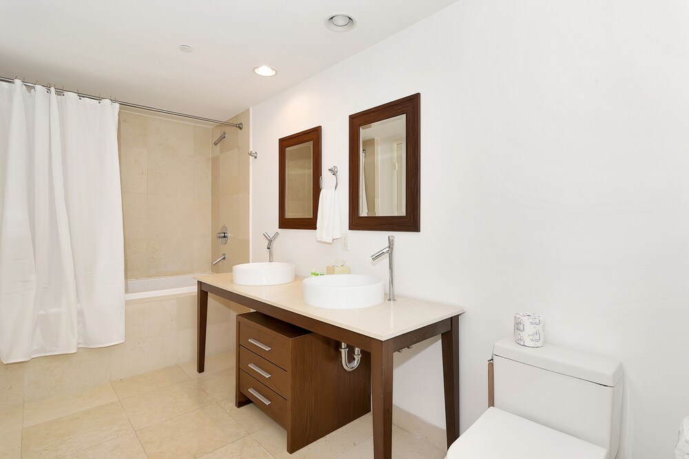 Luxury Condo, 1 Bedroom, River View - Bathroom