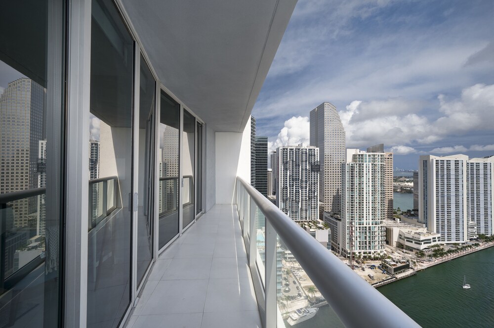 Luxury One Bedroom Ocean View - Balcony View