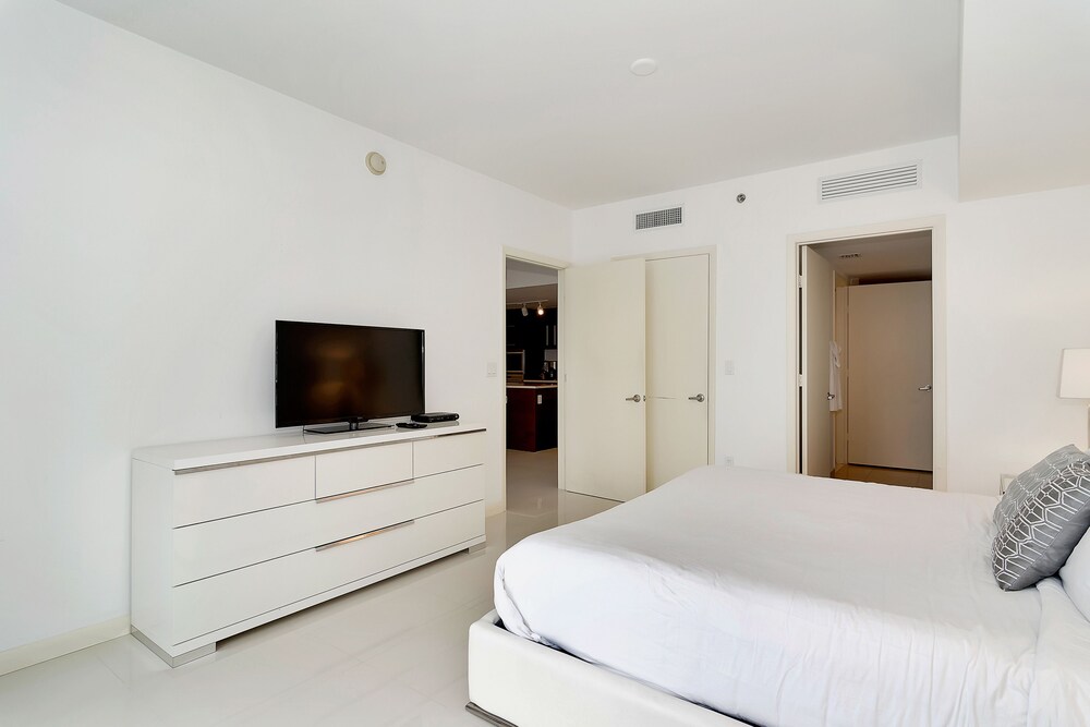 Luxury Condo, 1 Bedroom, River View - Guestroom