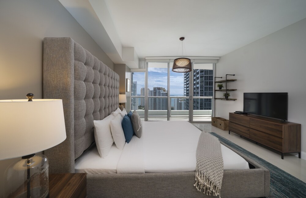 Luxury One Bedroom Ocean View - Guestroom