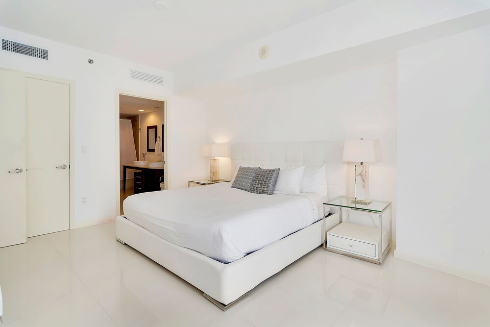 Luxury Condo, 1 Bedroom, River View - Guestroom