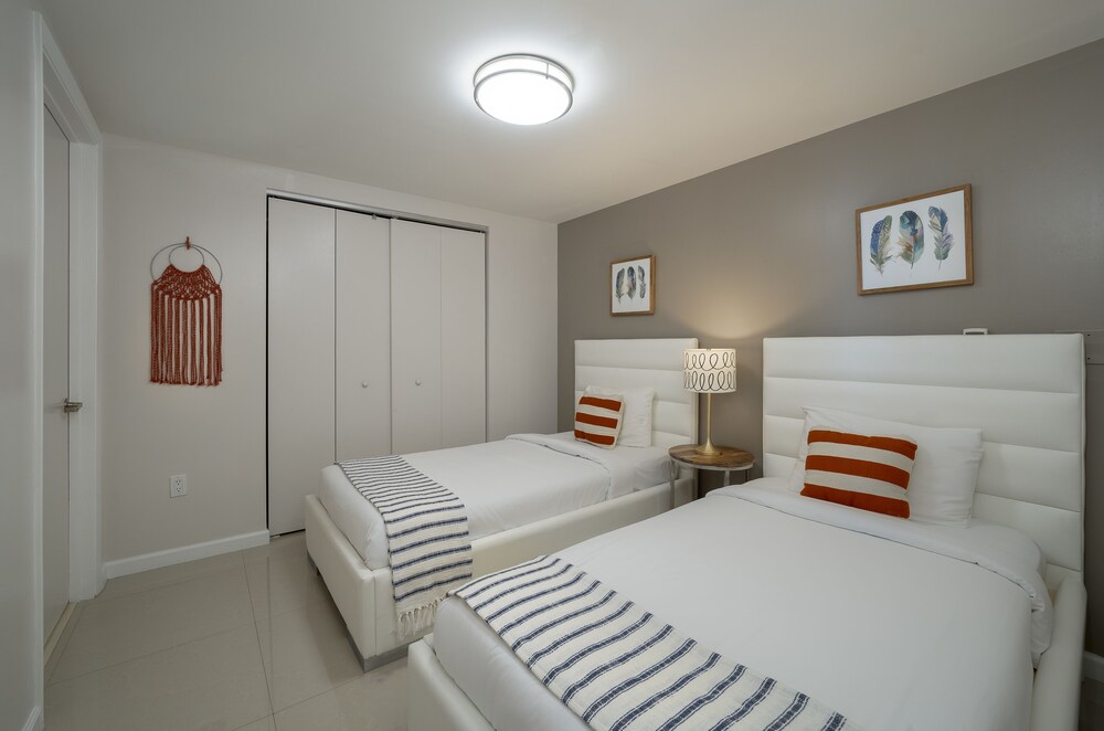 Deluxe Two Bedroom Ocean View - Guestroom