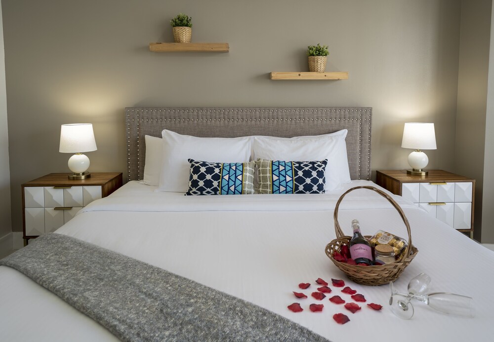 Luxury One Bedroom River & City View - Guestroom